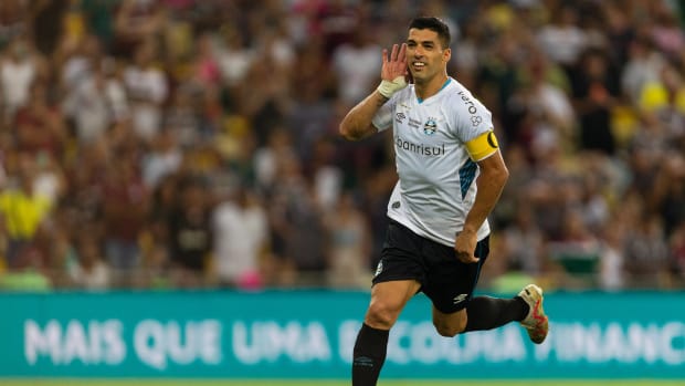 Luis Suárez anotó dos increíbles goles en su último partido con el Gremio